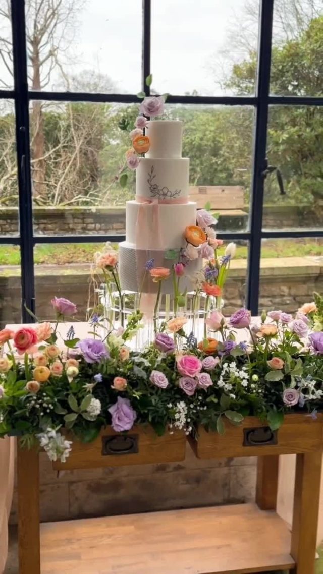 A moment for this stunning cake and floral display 💕 

Wedding Content Creator - @weddingstorytellerco 
Florist - @forest_view_weddings
Cake - @lauraspantry
Cake stand - @prop.options